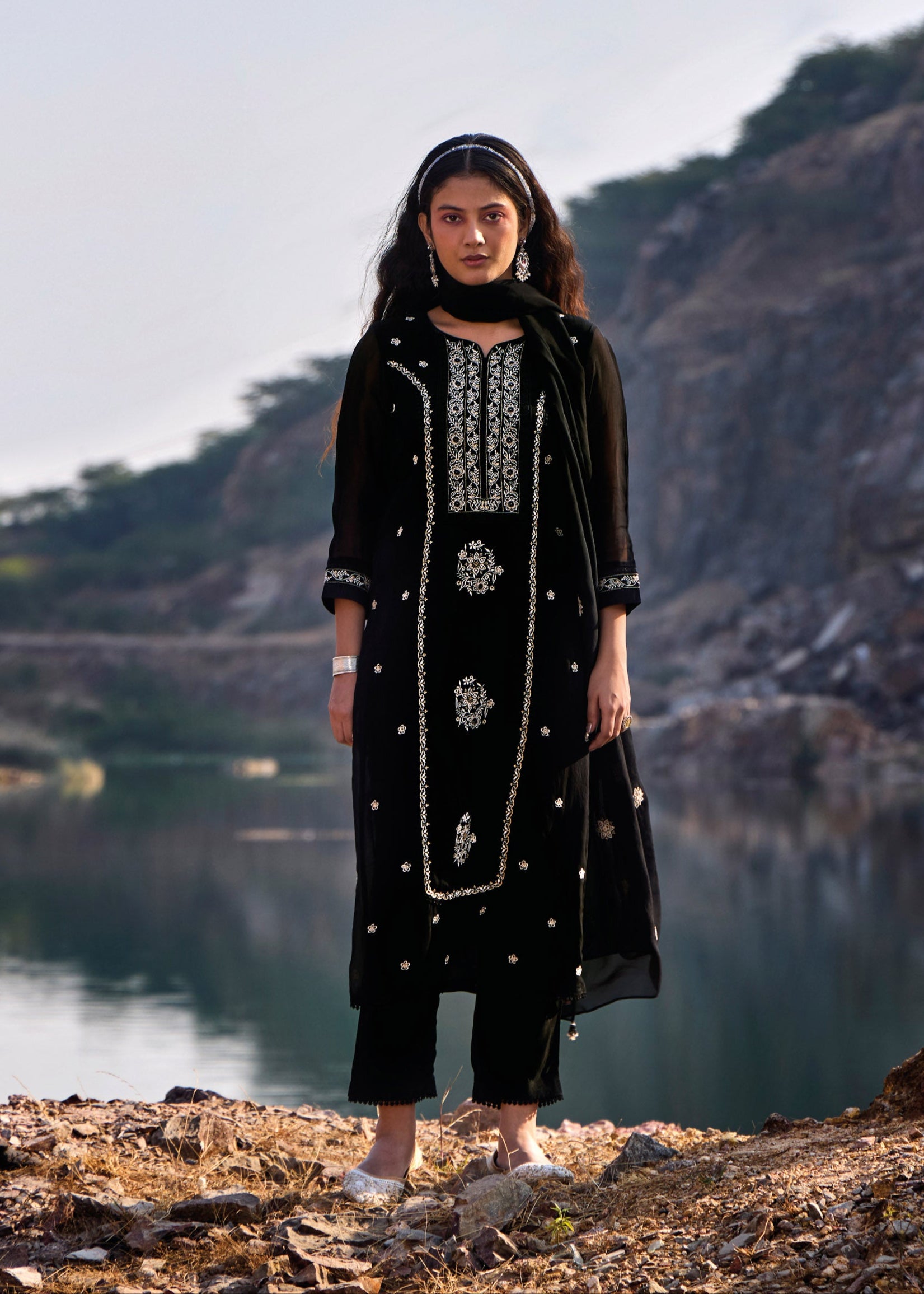 Elaria Embroidered Organza Kurta Set