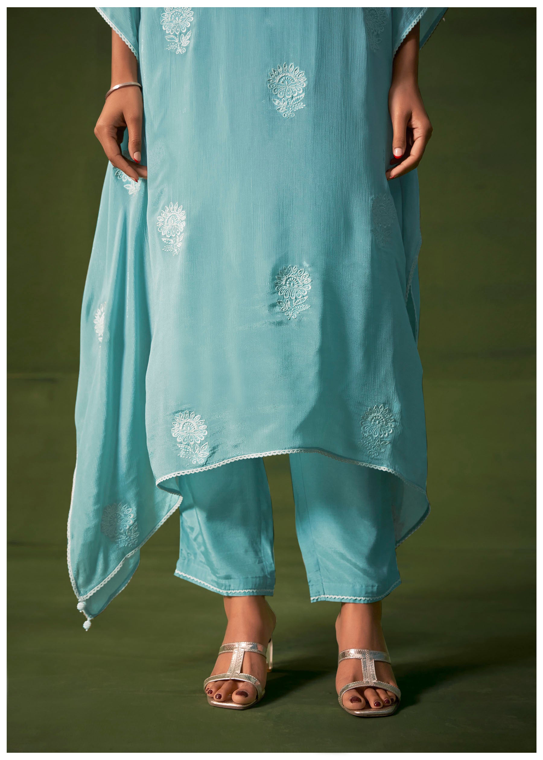 Vyserra Rama Chinnon Embroidered Kaftan