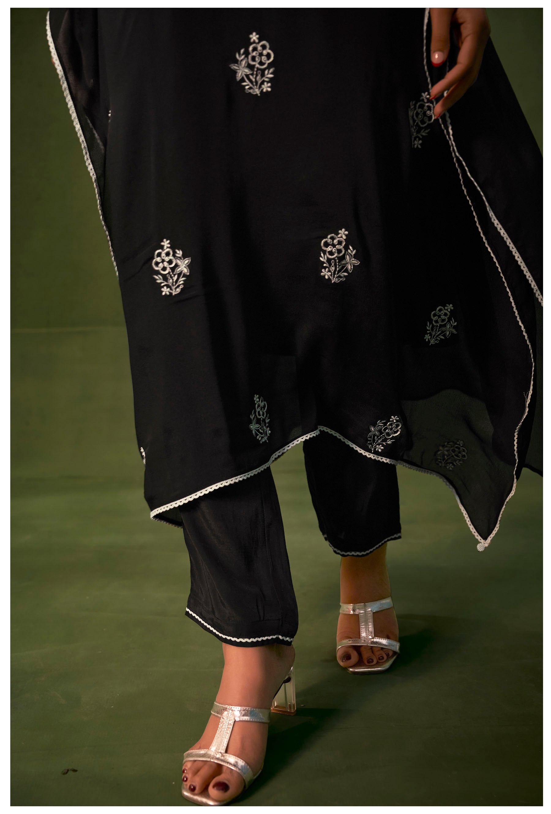 Zeravyn Black Chinnon Embroidered Kaftan
