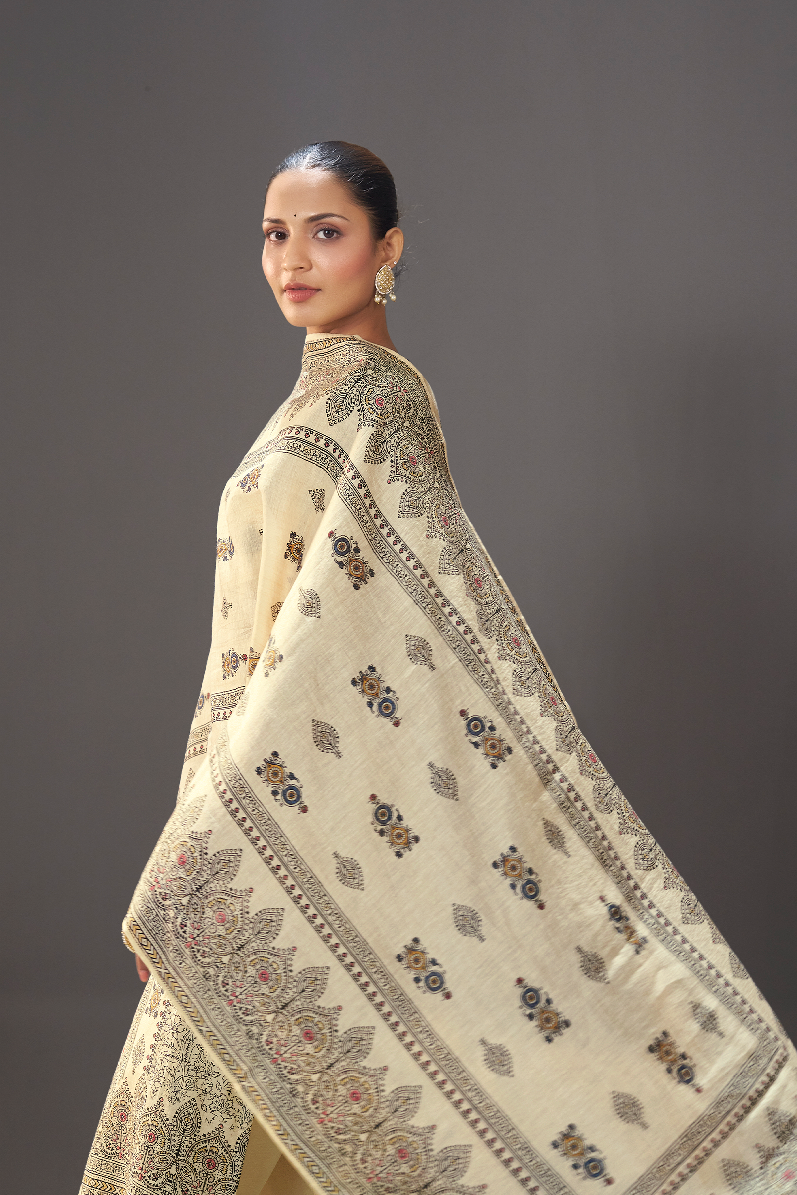 Ivory Buti Shimmer Linen Digial Printed Kurta Set