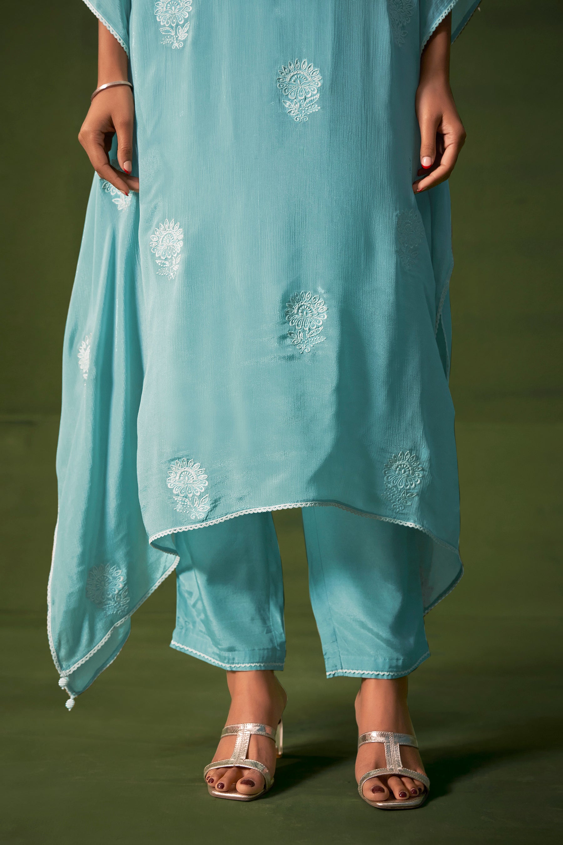 Vyserra Rama Chinnon Embroidered Kaftan