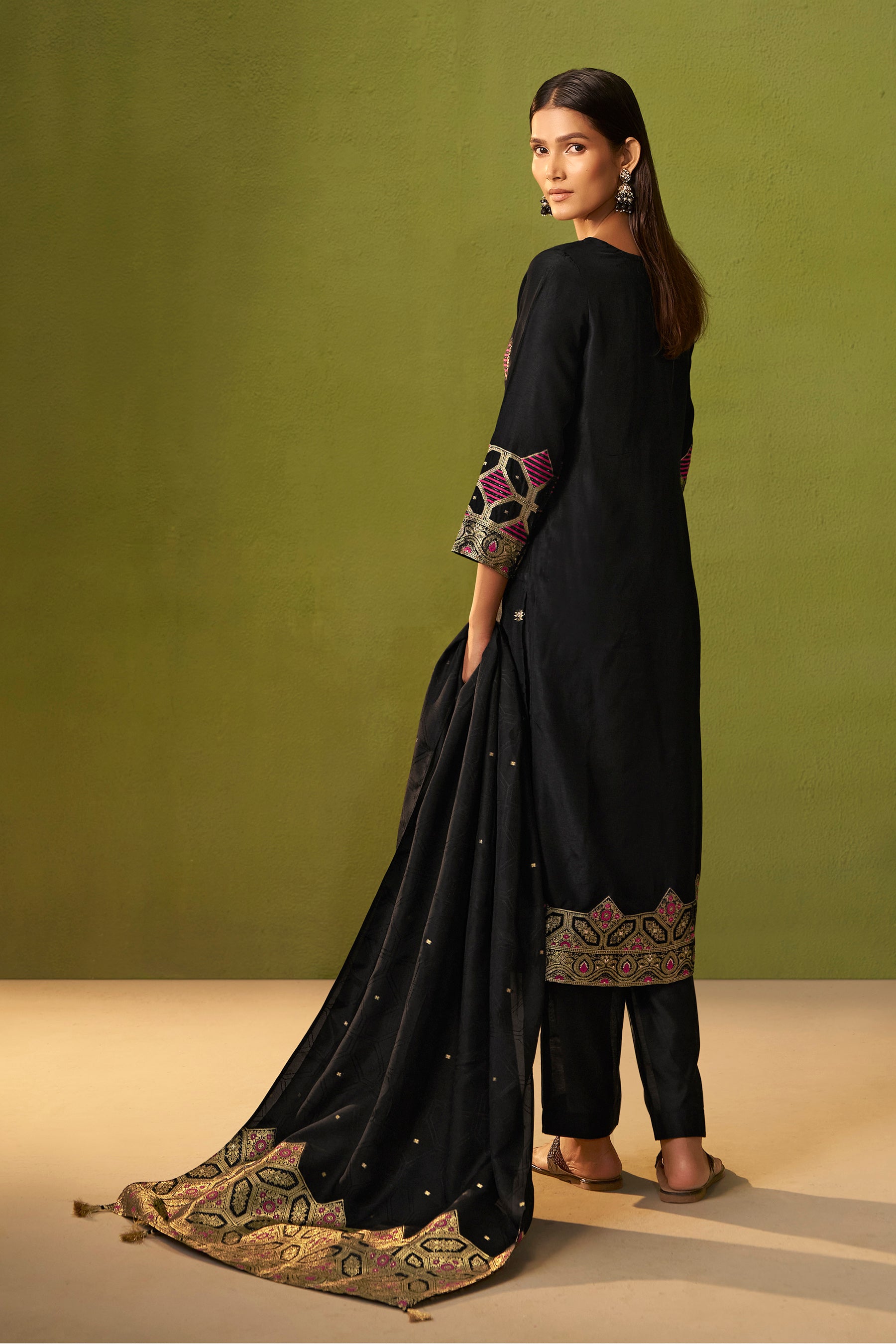 Russian Jacquard Meena Word Set – Black