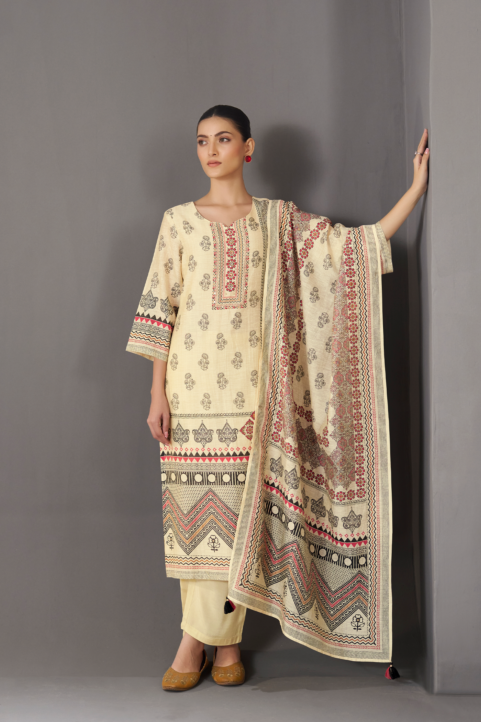 Ivory Caravan Shimmer Linen Digital Printed Kurta Set